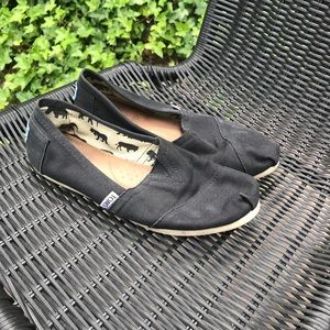 Classic black TOMS